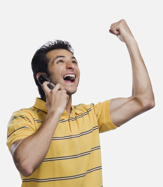 Homem falando em um telefone celular — Fotografia de Stock