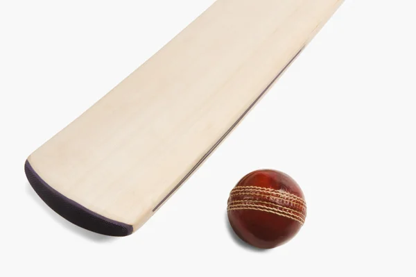 Pelota de cricket con bate — Foto de Stock