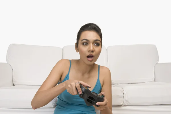 Vrouw afspelen van video game — Stockfoto