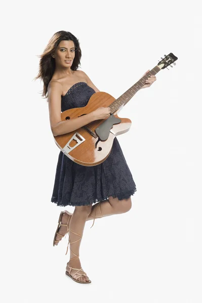 Femme jouant de la guitare — Photo