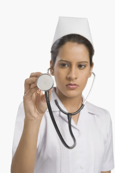 Infirmière tenant un stéthoscope — Photo