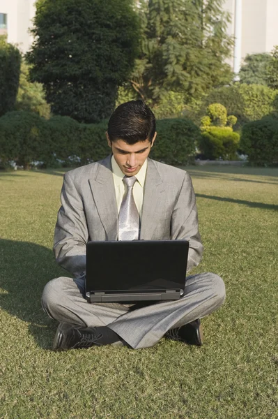 Empresário usando um laptop — Fotografia de Stock