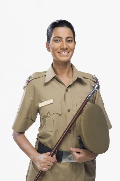 Oficial de policía mujer sosteniendo un palo — Foto de Stock