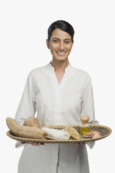 Kobieta trzyma tacę produktów do aromaterapii — Zdjęcie stockowe
