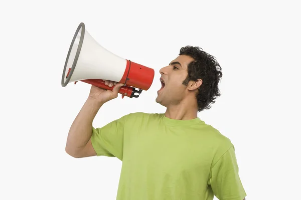 Homem gritando em um megafone — Fotografia de Stock