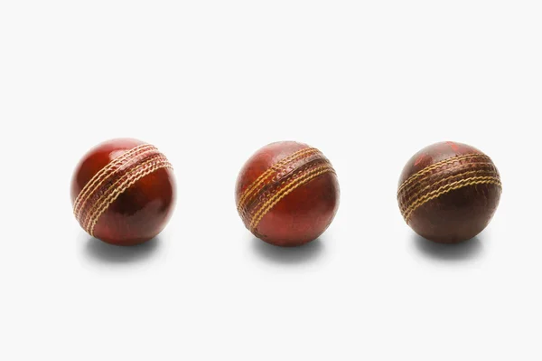 Alte und neue Cricketbälle hintereinander — Stockfoto