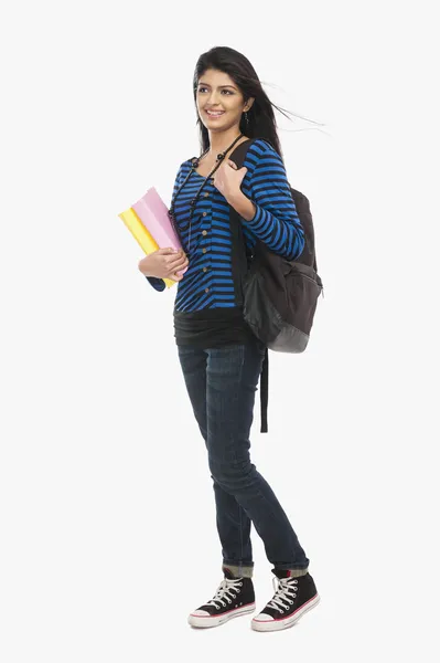 Estudante feminina segurando livros — Fotografia de Stock