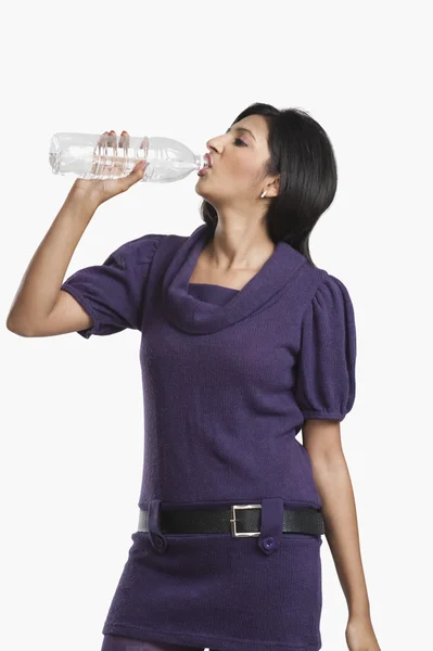 Femme eau potable avec une bouteille — Photo