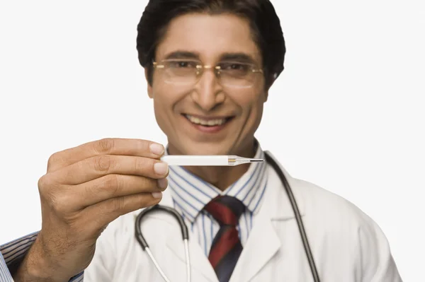 Doktor drží teploměr — Stock fotografie