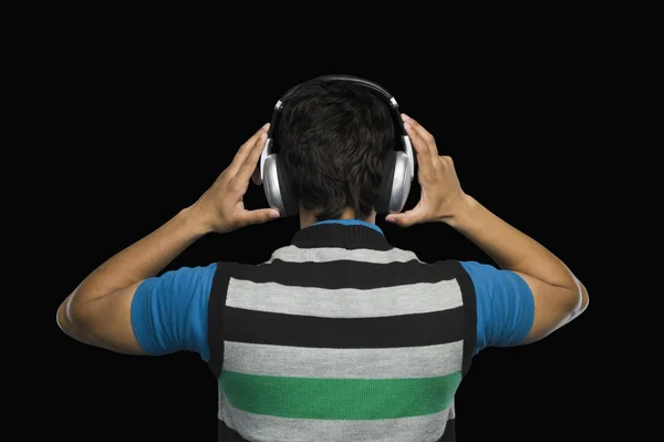 Hombre escuchando auriculares — Foto de Stock