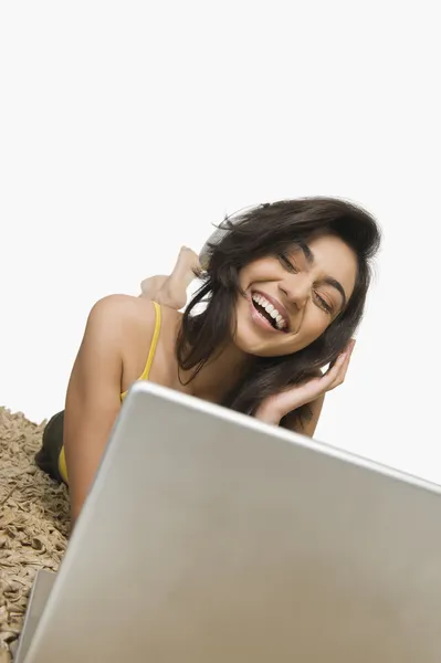 Woman listening to headphones — Stock Photo, Image