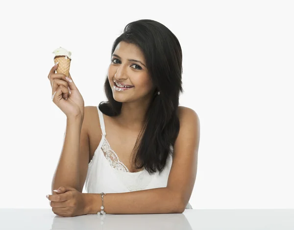 Donna che mangia un cono gelato — Foto Stock