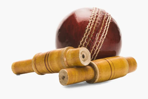 Cricket ball and bails — Stock Photo, Image