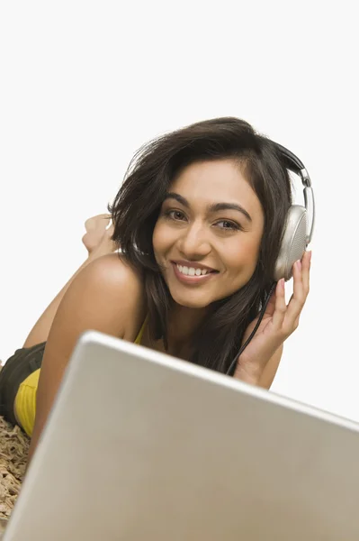 Woman listening to headphones — Stock Photo, Image