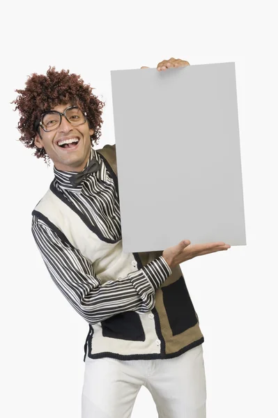 Az ember mutató egy üres plakát — Stock Fotó
