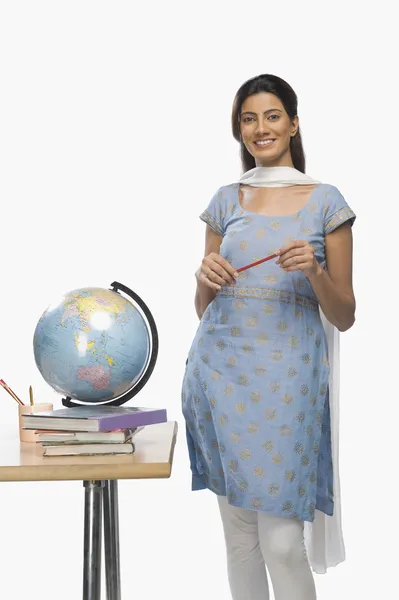 kalem tutan kadın öğretmen