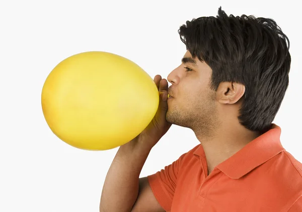 Uomo che fa esplodere un palloncino — Foto Stock
