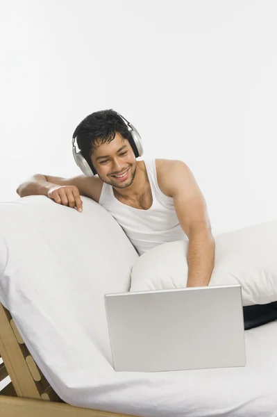 Man listening to headphones — Stock Photo, Image