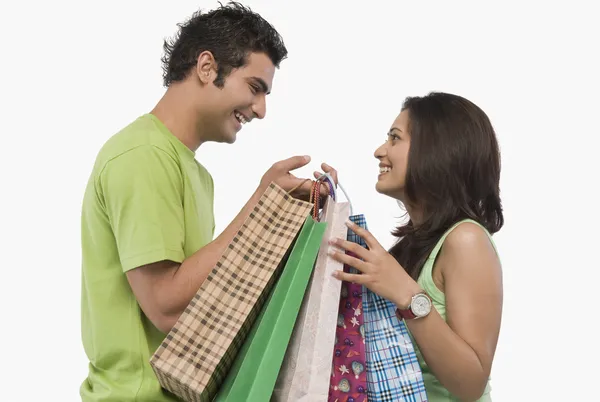 Casal transportando sacos de compras — Fotografia de Stock