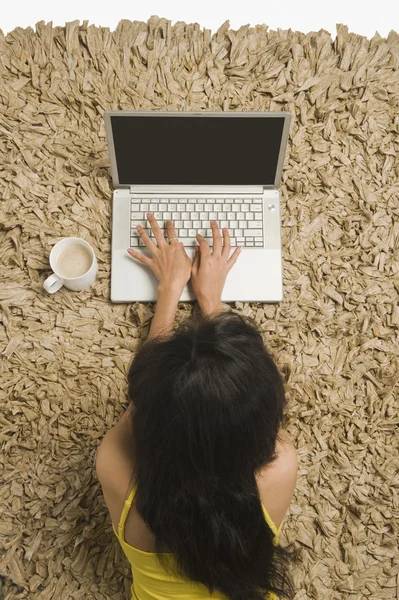 Vrouw werkt aan een laptop — Stockfoto