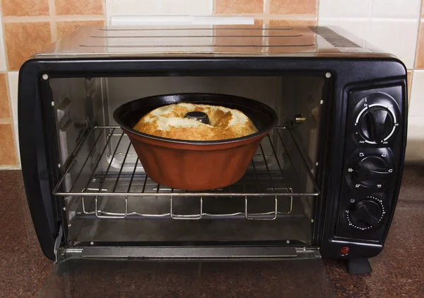 Ciotola di cibo in un forno a microonde — Foto Stock