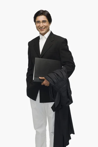 Advogado segurando um arquivo e sorrindo — Fotografia de Stock