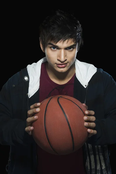 Basket topu tutan adam — Stok fotoğraf