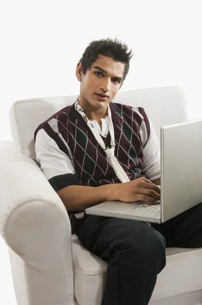 Man met een laptop — Stockfoto