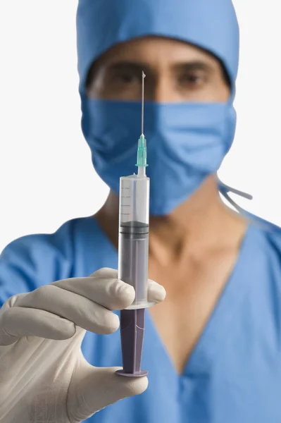 Surgeon holding a syringe — Stock Photo, Image