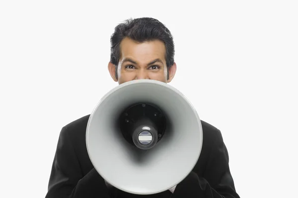 Uomo d'affari che grida in un megafono — Foto Stock