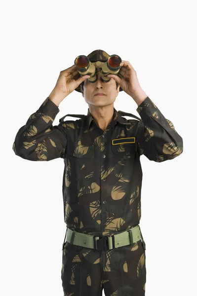 Army soldier looking through binoculars — Stock Photo, Image
