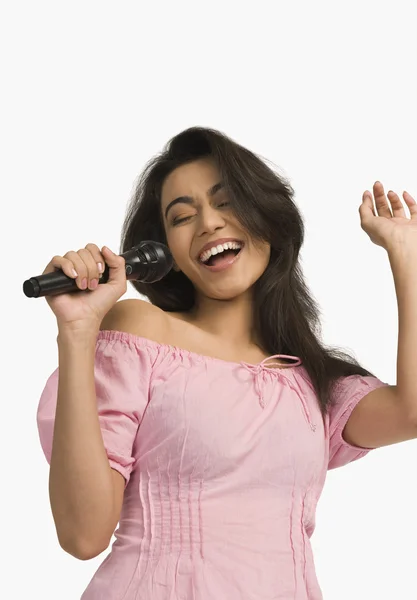 Žena zpívající do mikrofonu — Stock fotografie