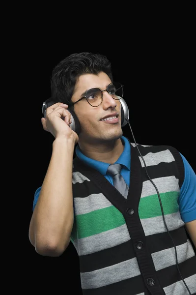 Man listening to headphones — Stock Photo, Image