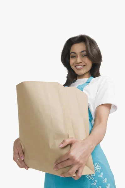 Mujer sosteniendo una bolsa de papel — Foto de Stock