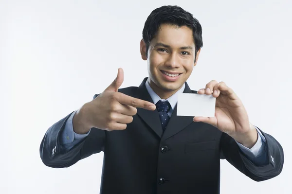 Empresário mostrando um cartão de visita em branco — Fotografia de Stock