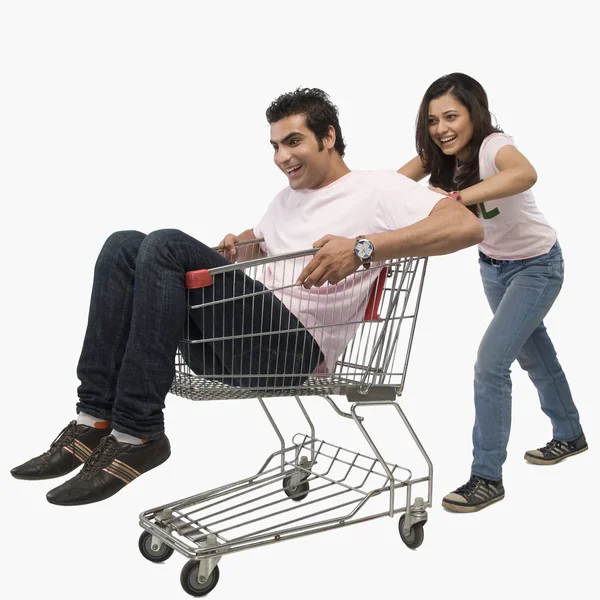 Homem sentado no carrinho de compras — Fotografia de Stock