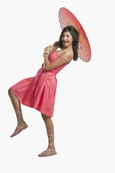 Женщина с зонтиком в руке — стоковое фото