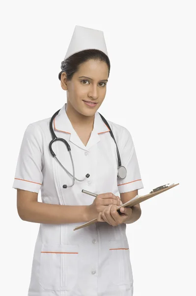 Krankenschwester hält Klemmbrett — Stockfoto