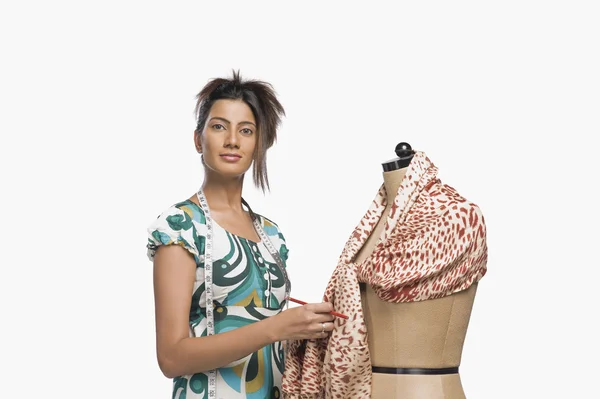 Designer de moda tentando um vestido em um manequim — Fotografia de Stock