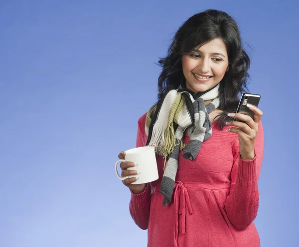 Messaggi di testo donna su un telefono cellulare — Foto Stock