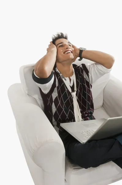 Homem que parece animado ao usar um laptop — Fotografia de Stock
