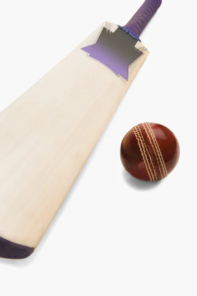 Pelota de cricket con bate — Foto de Stock