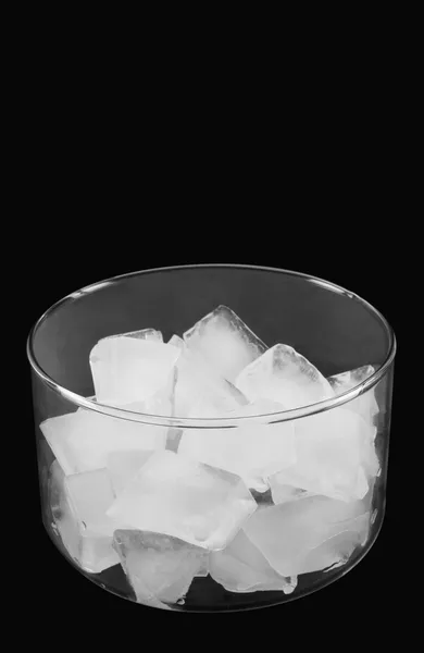 Cubos de hielo en un tazón — Foto de Stock