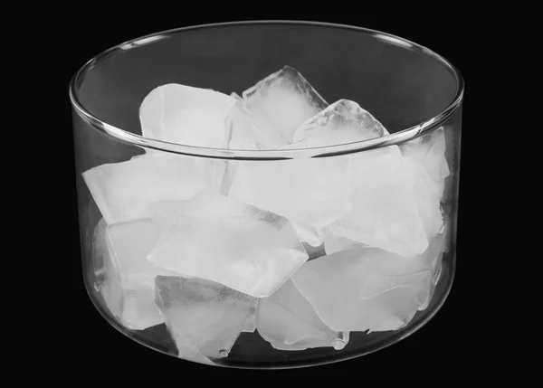 Кубики льда в миске — стоковое фото