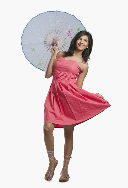 Donna che tiene un ombrellone — Foto Stock