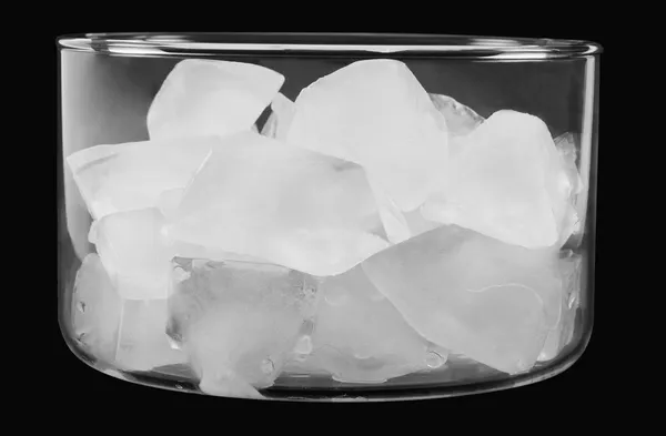 Кубики льда в миске — стоковое фото