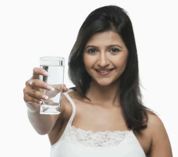 Femme tenant un verre d'eau — Photo