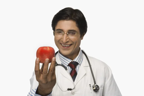 Doutor segurando uma maçã — Fotografia de Stock