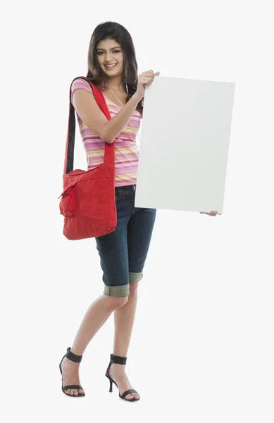 Mulher segurando um cartaz em branco — Fotografia de Stock