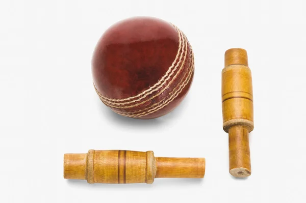 Krikett labda és bails — Stock Fotó